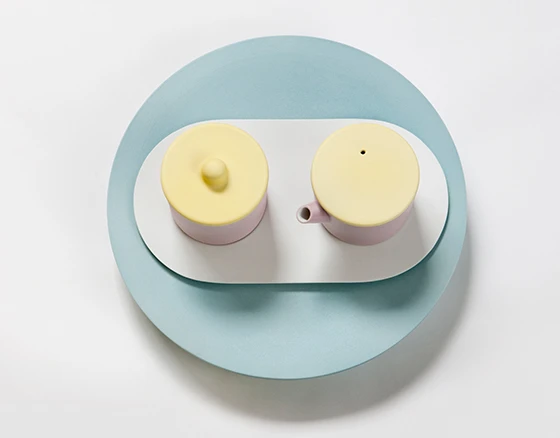 <b>Colour Porcelain</b> - Sugar and milk set (or soy and ginger set) on a light-coloured platter for 1616/ Arita Japan, 2012 - Photo © Inga Powilleit