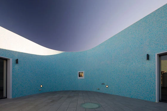 A more conventional mosaic made from different shades of blue tiles that reference the changing sea and sky clads the building’s rooftop terrace; photo: John Gollings