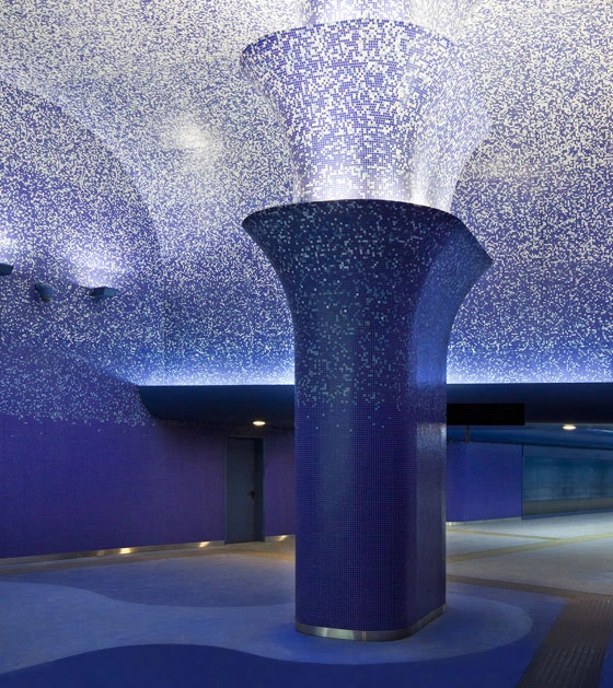 Architect Oscar Tusquets Blanca wanted to create the impression of being beneath the sea in parts of the station that are below sea level, photo: Andrea Resmini