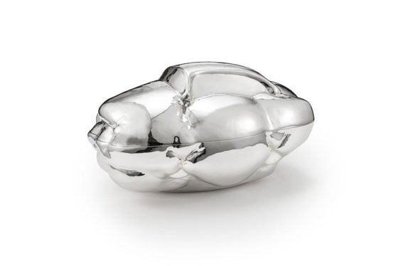 Die Zuckerdose „Zuccheriera“ von Erwin Wurm zeigt, wie die Wiener Silber Manufactur Gegenwartskunst und Handwerk zusammenführt. Sie zitiert Wurms „Fat Car“ –Skulpturen, die das Auto als aufgeblähtes Ungetüm karikieren