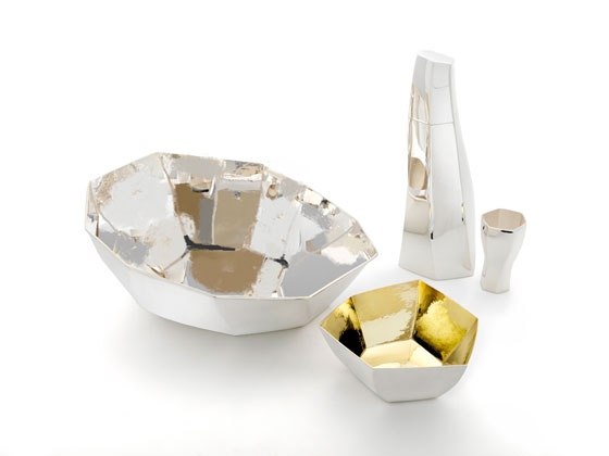 Schöner kann man Kaviar nicht servieren: Das Kaviar-Set „Ikra Ice“ des Franzosen Thomas Bastide bezieht sich in seiner Form auf das Element Wasser, das Kaviar, Wodka und Eis hervorbringt. Es umfasst eine Kaviarschale, sechs Becher und einen Krug