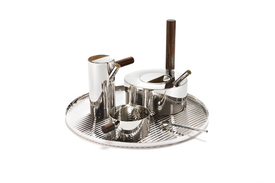 Auf den ersten Blick zeigt sich Tomás Alonsos „Tea Set“ als bestechend klar gezeichnetes Teeservice. Bei genauerem Hinsehen zeigt sich die geriffelte Oberfläche des Tabletts, auf der die ebenso geriffelten Gefässe sicheren Halt finden