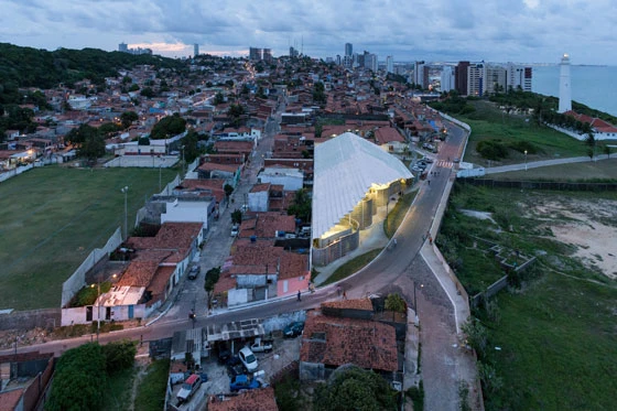 The Arena do Morro stands out from the fine-grained, colourful favela structure due to its size and bright appearance. It creates a new public space that is visible from a great distance; photo: Iwan Baan