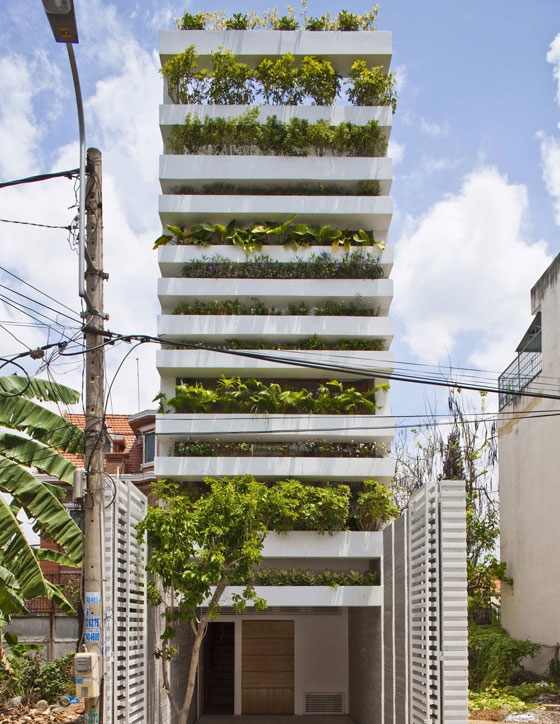 The hung planters forming the facade of a detached house by Vo Trong Nghia in Ho Chi Minh City allow variations in plant height and type. The plants are watered automatically by means of an integrated system; photo: Hiroyuki Oki