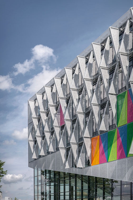 The panels of the curtain facade enveloping Henning Larsen Architects’ university building in Kolding, Denmark, open and close with the changing position of the sun and intensity of the light; photo: Martin Schubert