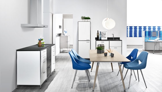 Als flexible Alternative zur Einbauküche hat Dauphin Home ein modulares Küchensystem entwickelt, das sich jederzeit erweitern lässt. Zusammen mit den anderen Elementen von Modul Space lässt sich so ein ganzes Zuhause zeitgemäss einrichten