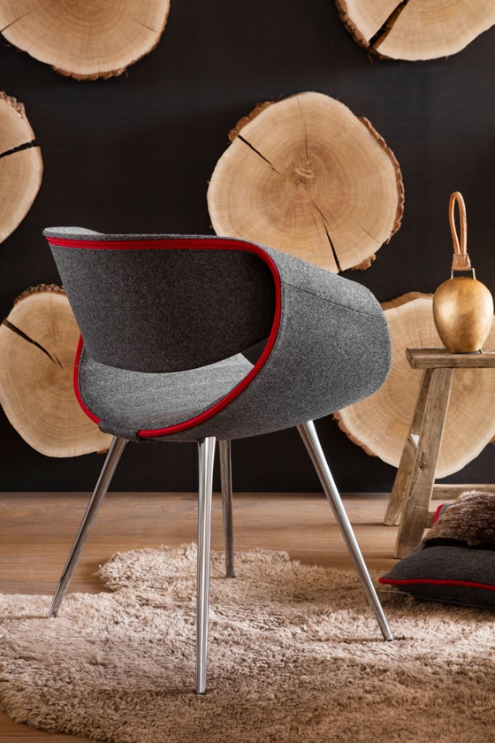 Der Stuhl Little Perillo von Dauphin Home verbindet zeitgemässe Formen mit hochwertigen Materialien. Neu ist er auch in einer stoffummantelten Variante zu haben, deren Design vom österreichischen Wintersportort Kitzbühel inspiriert ist