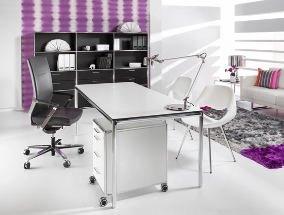 Das Möbelsystem Modul Space von Dauphin Home basiert auf einem System verchromter Rohre, die sich je nach Bedarf zu unterschiedlichen Möbeln kombinieren lassen – hier etwa zu einem Sideboard und einem Büroregal