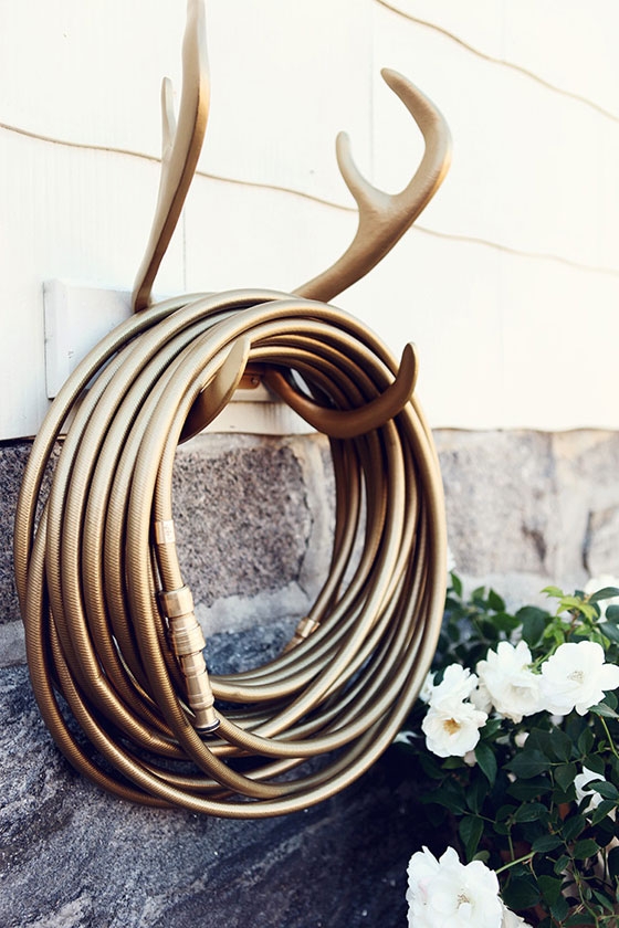 Garden Glory of Sweden specialises in unusual accessories for the garden and terrace. Here, antlers in cast aluminium serve as a wall holder for the garden hose; photo: Garden Glory