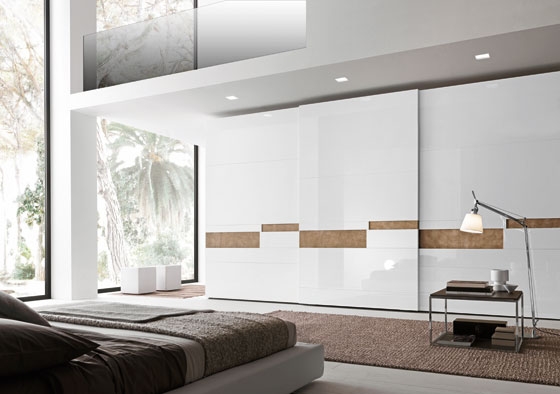 Colour combinations, refined design and smart technology are the leitmotifs of the Tecnopolis wardrobes line by Presotto. Functionality and stability remain the common denominators of this wardrobe system