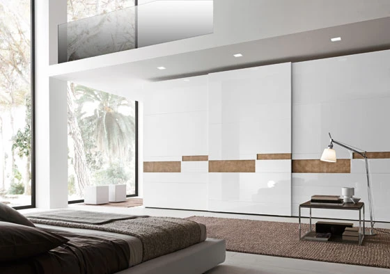 Colour combinations, refined design and smart technology are the leitmotifs of the Tecnopolis wardrobes line by Presotto. Functionality and stability remain the common denominators of this wardrobe system