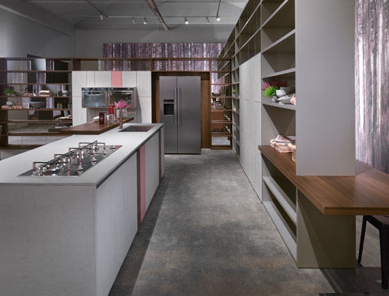 Large compartments and hidden elements maintain order in a familiar environment where nothing must be left to chance. Freedom to reinterpret one’s living space offers a fascinating alternative environment