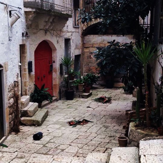 Amura is located not far from Altamura, a pretty medieval town set on a hill in Puglia in southern Italy close to the border with Basilicata. The spire of its 13th century Romanesque cathedral is visible from afar