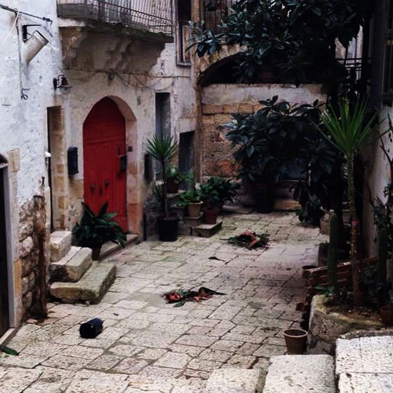 Amura is located not far from Altamura, a pretty medieval town set on a hill in Puglia in southern Italy close to the border with Basilicata. The spire of its 13th century Romanesque cathedral is visible from afar