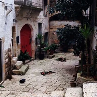 Amura is located not far from Altamura, a pretty medieval town set on a hill in Puglia in southern Italy close to the border with Basilicata. The spire of its 13th century Romanesque cathedral is visible from afar