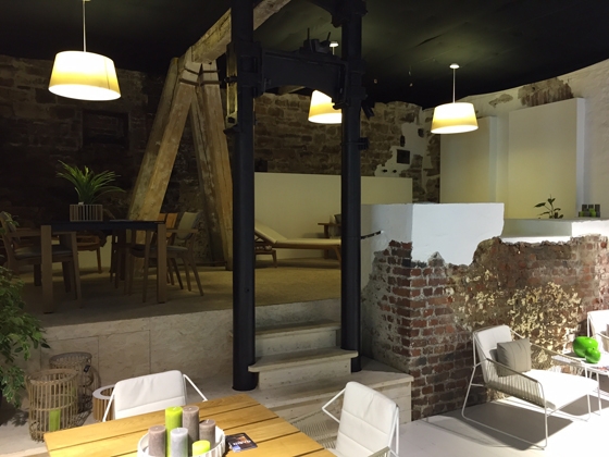 Besucher des Showrooms von OASIQ in Engelskirchen können den Komfort und klassischen Stil der Möbel hautnah erleben und sich davon überzeugen, wie gut die einzelnen Stücke harmonieren