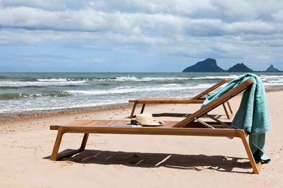 Die Maserung des Teakholzes ist auf der Oberfläche des Diuna Liegestuhls deutlich sichtbar. Er macht sich hervorragend am Pool, aber auch am Strand. Polsterungen können sowohl am Liegestuhl als auch an der Stuhl-Variante befestigt werden