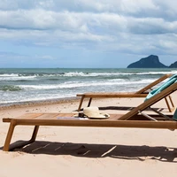 Die Maserung des Teakholzes ist auf der Oberfläche des Diuna Liegestuhls deutlich sichtbar. Er macht sich hervorragend am Pool, aber auch am Strand. Polsterungen können sowohl am Liegestuhl als auch an der Stuhl-Variante befestigt werden