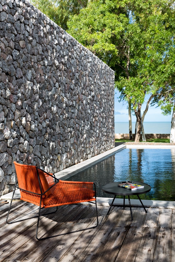 Der Edelstahlrahmen von Sandur ist mit handgewebtem wasserfesten Seil umwickelt, dass den Sitz und die Lehne bildet. Das offene Gewebe bildet eine angenehme Oberfläche, die auch mit Polstern abgerundet werden kann