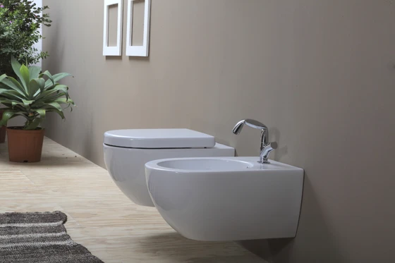 Ceramica Flaminias Widmung zu High Design erhebt das Bad zu einer Kunstform. Das goclean-System gibt es aktuell für die Serien Link, App, Bonola und Pinch. Gezeigt werden hier: Bonola (oben) und App (unten)