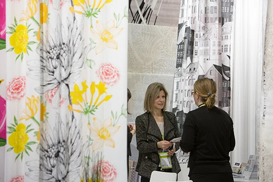 Immer wieder finden sich großformatige Blütenmotive. Foto: Messe Frankfurt Exhibition GmbH / Jochen Günther