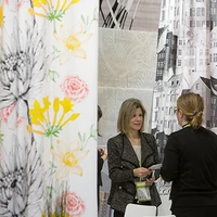 Immer wieder finden sich großformatige Blütenmotive. Foto: Messe Frankfurt Exhibition GmbH / Jochen Günther