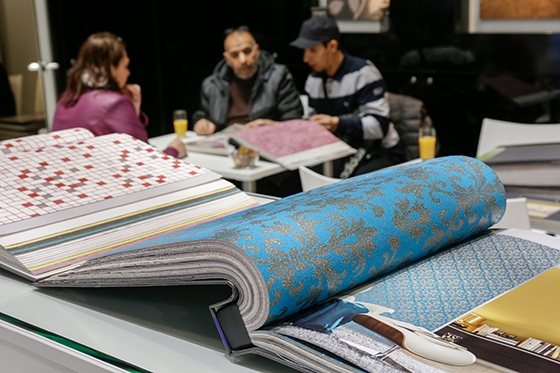 Glanz- und Metallic-Effekte auf der Tapete sind nach wie vor sehr beliebt. Foto: Messe Frankfurt Exhibition GmbH / Thomas Fedra