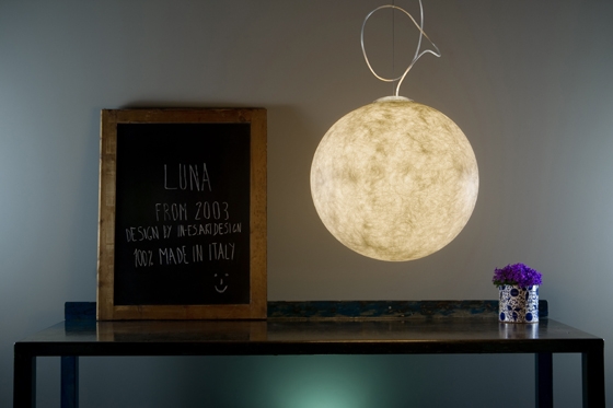 Hängeleuchte Matt Cyrcus mit Zementeffekt und unterschiedlichen Farboptionen im Schirminneren (oben). Luna, gefertigt aus Nebulite, einem faserverstärkten Harz (unten), seit 2003 als Hänge- und Bodenleuchte verfügbar