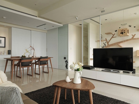 Eclectic certainly isn't a misplaced term when it comes to describing Karpenter's design aesthetic, which embraces a range of influences, from Japanese reduction to warm Scandinavian modernism