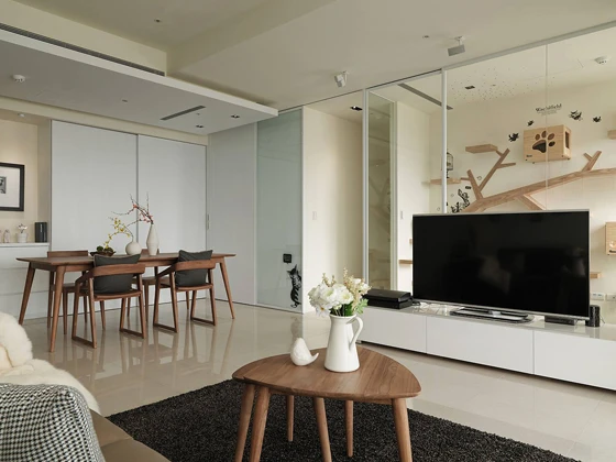 Eclectic certainly isn't a misplaced term when it comes to describing Karpenter's design aesthetic, which embraces a range of influences, from Japanese reduction to warm Scandinavian modernism