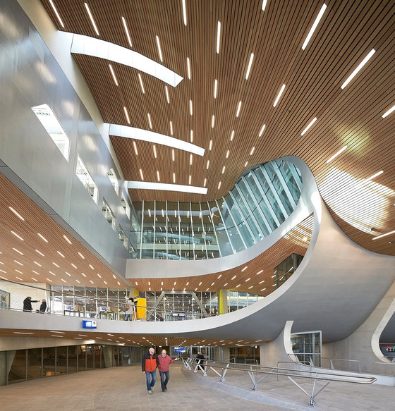 The twisting roof of UNStudio’s terminal at Arnhem Central Station enables large column-free spans. Aim was to minimise the threshold between inside and outside, creating a space that facilitates travellers' flow. Photos: Siebe Swart (top), Hufton+Crow