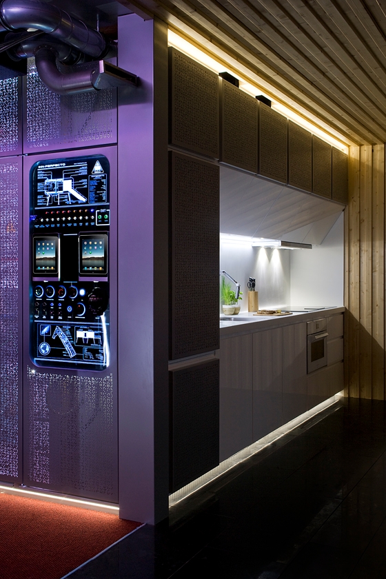 Die Kontrollzentrale erinnert ganz bewusst an ein Raumschiff. Von hier können alle technischen Funktionen im Haus gesteuert werden