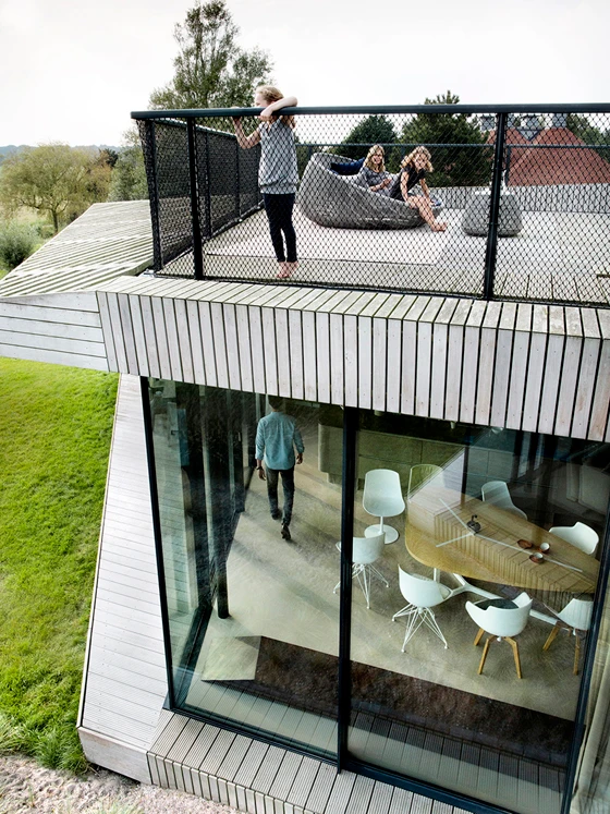 Die Holzfassade des W.I.N.D. House (UNStudio) lässt nicht auf ein Smart Home schliessen, aber integrierte Gebäudeautomation und offene Raumgestaltung ermöglichen ein Maximum an Flexibilität. Fotos: Fedde de Weert (oben), Inga Powilleit (mitte, unten)