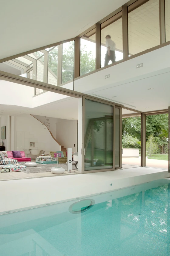 Die skulpturale Form der Villa M von Hirschmüller Schindele Architekten ist von der Natur bestimmt. Im Inneren lässt sich durch ein ausgeklügeltes System von den Vorhängen über die LED-Beleuchtung bis zur Lüftung alles per Smartphone steuern