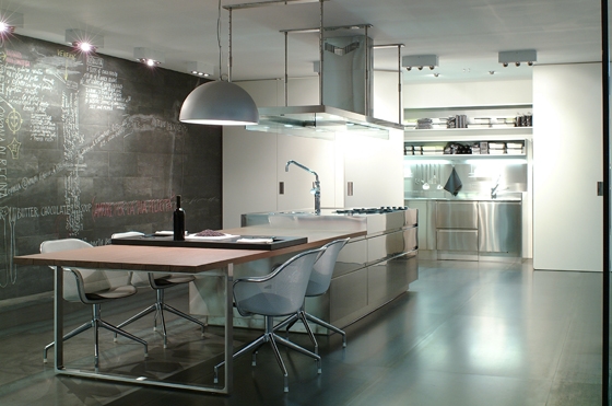 Die Gamma30 (1970) befeuerte den damals aufkommenden Hunger nach geradlinigem Design (oben). Citterios offene Convivium Küche (2002) verneinte die Konvention zweier getrennter Räume für Kochen und Speisen (unten)