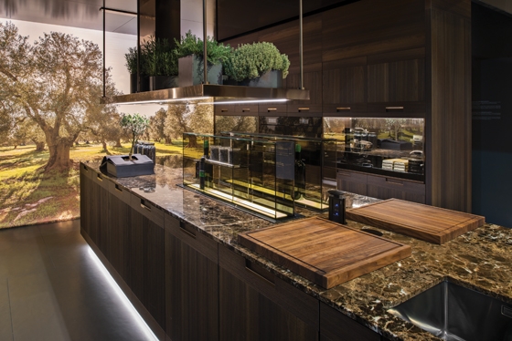 Principia mit Inselelementen und PVD-Finish in bronze, Tisch Opus und zwei Küchenschränke in antiker Eiche (oben). Weitere Ansicht der Principia, die Materialien wie geräucherte Eiche und bronzenes PVD-Finish harmonisch zusammenbringt (mitte, unten)