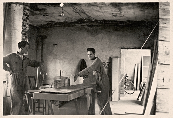 Zwei Handwerker in Arclineas Schreinerei (1943). Damals spezialisierte sich das Unternehmen auf massgefertigte Holztüren und Fenster für Villen, Hotels und Gechäfte