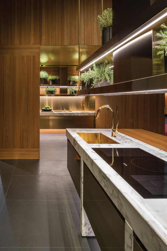 Verschiedene Arclinea-Designs bei der Eurocucina 2016: Die Italia Küche in schwarzem PVD-Finish (oben). Die Prinicipia Küche mit grossen Teakholztüren und wertigem PVD-Finish in champagne (mitte, unten)