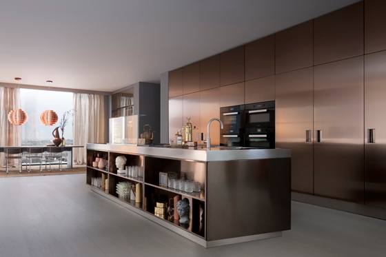 Ursprünglich 1988 von Antonio Citterio entworfen hat die Küche Italia (hier in bronze) dank der neuen Oberflächenveredelungstechnik PVD nichts von ihrer Aktualität eingebüsst