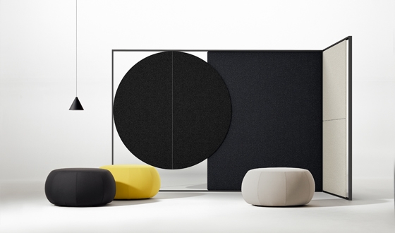 Mit seiner schlanken Silhouette eignet sich Catifa 46 für kleinere Räume (oben). Parentesit bringt Ruhe in Shared Spaces (mitte), mit der freistehenden Version lassen sich kleine Ruheinseln abtrennen (unten). Fotos: Marco Covi (1&3), Eugeni Pons (2)