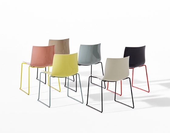 Der Catifa 46 - einige der neuen weichen Farben für das Jahr 2016 von Lievore Altherr Molina. Durch Kombination mit farbigen Untergestellen entstehen viele interessante Möglichkeiten.  Fotos: Dominik Tarabanski (1), Marco Covi (2)