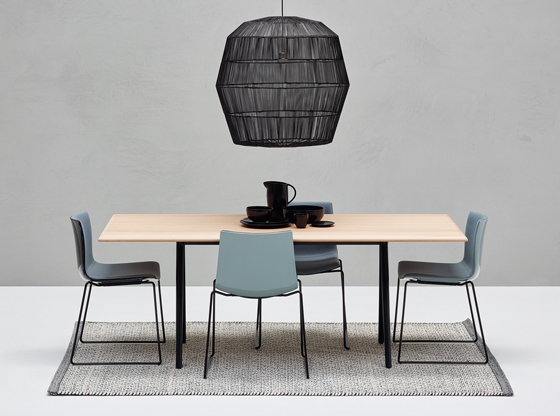 Die neue Farbpalette des Catifa 46 umfasst Rosé, Petrol, Gelb, Elfenbein und Rauch. Mit individuellen Sitzpolstern können harmonische, kontrastierende oder monochrome Statements realisiert werden. Fotos: Marco Covi