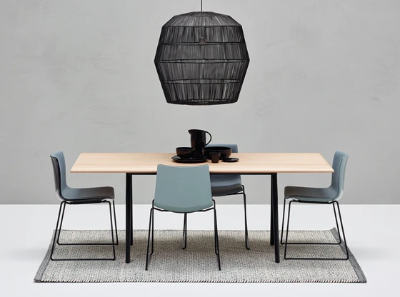 Die neue Farbpalette des Catifa 46 umfasst Rosé, Petrol, Gelb, Elfenbein und Rauch. Mit individuellen Sitzpolstern können harmonische, kontrastierende oder monochrome Statements realisiert werden. Fotos: Marco Covi