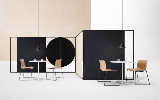 Die ausgeprägten grafischen Elemente von Parentesit sind als Kreise, Quadrate und Ovale erhältlich. Sie können einzeln oder in Kombination aufgestellt oder aufgehängt werden. Fotos: Marco Covi