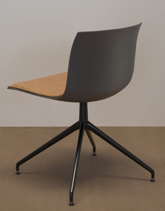 Die neuen Oberflächen von Catifa 53 lassen sich mit optionalen Sitzpolstern noch verfeinern. Foto: Dominik Tarabanski