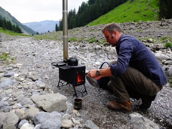 Tiefe Unzufriedenheit mit den Feldöfen, die Bart bei einem seiner Outdoor-Trips nutzte ("Sie waren scheisse. Die Verbrennungstechnik war mies"), war Grund für die Entwicklung des Fältovn, der dem schwedischen Survivalexperten Lars Fält gewidmet ist