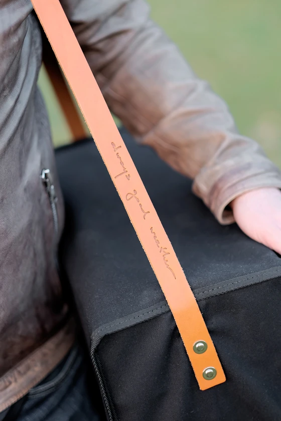 Fältovn kommt in einer Tasche mit Trageriemen aus Narbenleder, in das der Spruch "Always good weather" eingeprägt ist – eine Geisteshaltung die die Marke Harrie Leenders durchzieht