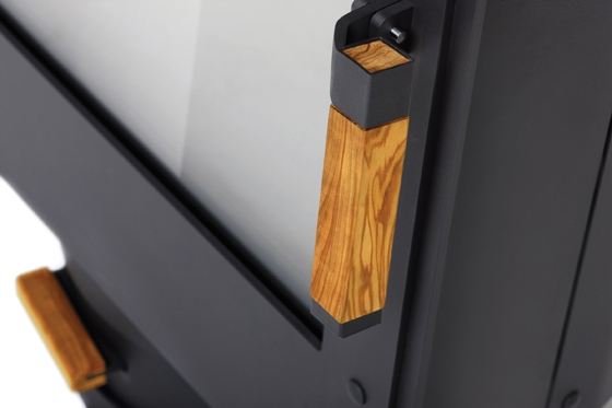 Der Stor Holzofen zeigt seine ehrliche und robuste Konstruktion mit Stolz. Die Griffe aus Olivenholz hat Harrie Leenders höchstselbst aus seinem eigenen Baum hergestellt – mehr Authentizität geht nicht