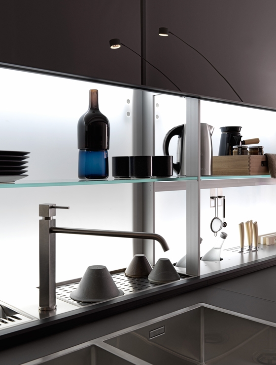 Die Riciclantica Inox Touch Küche kombiniert die Wärme von Holz mit sandgestrahltem Edelstahl (oben); Genius Loci mit der cleveren Air Logica Rückwand, die den Platz der tiefen Unterschränke optimal ausnutzt (unten)
