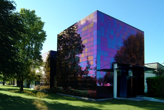 Das Valcucine HQ und die Fabrik (dahinter) im Industriegebiet Vallenoncello in Pordenone, im Nordosten Italiens